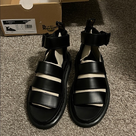 Super cute Dr. Marten sandals - Picture 4 of 6